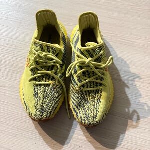 adidas Yeezy Boost 350 V2
Semi Frozen Yellow
